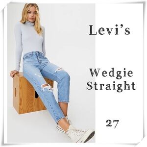 LEVI’S Wedgie Straight Ripped Distressed Jeans in Light Washed Button